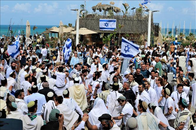 Người Do Thái ở Tel Aviv mặc trang phục truyền thống và tập trung ca hát, nhảy múa mừng lễ Độc lập. Ảnh: PV TTXVN tại Israel 
