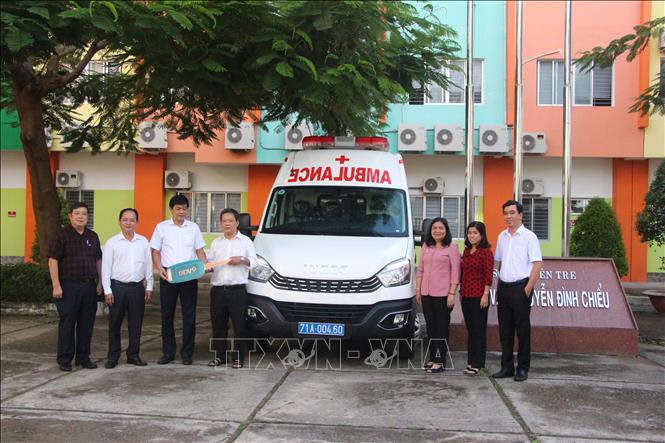 Đại diện Ngân hàng Thương mại cổ phần Đầu tư và Phát triển Việt Nam (BIDV) trao tặng xe cứu thương trị giá 1,2 tỷ đồng cho Bệnh viện Nguyễn Đình Chiểu. Ảnh: Huỳnh Phúc Hậu - TTXVN