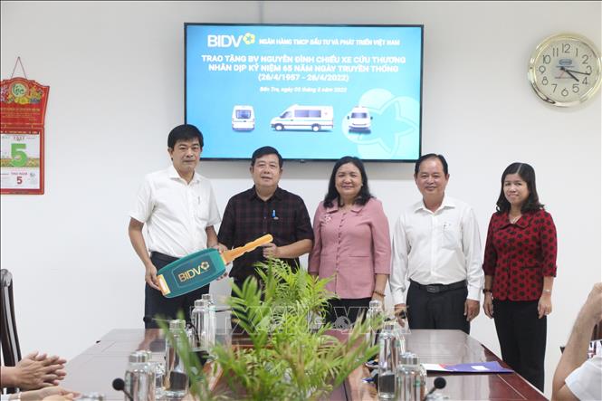 Đại diện Ngân hàng Thương mại cổ phần Đầu tư và Phát triển Việt Nam (BIDV) trao tặng xe cứu thương trị giá 1,2 tỷ đồng cho Bệnh viện Nguyễn Đình Chiểu. Ảnh: Huỳnh Phúc Hậu - TTXVN