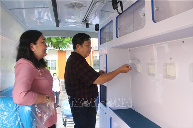 Xe cứu thương có trang thiết bị hiện đại trị giá 1,2 tỷ đồng được trao tặng cho Bệnh viện Nguyễn Đình Chiểu. Ảnh: Huỳnh Phúc Hậu - TTXVN