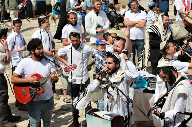 Người Do Thái ở Tel Aviv mặc trang phục truyền thống và tập trung ca hát, nhảy múa mừng lễ Độc lập