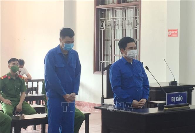 Trong ảnh: Bị cáo Phạm Văn Tiến (đứng trước) khai nhận hành vi phạm tội tại phiên toà. Ảnh: Vũ Hà- TTXVN