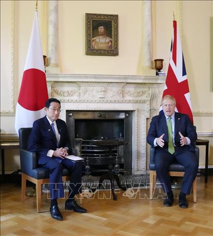 Trong ảnh: Thủ tướng Nhật Bản  Kishida Fumio (trái) và Thủ tướng Anh Boris Johnson tại cuộc gặp ở London ngày 5/5/2022. Ảnh: Ảnh: Kyodo/TTXVN