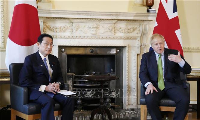 Trong ảnh: Thủ tướng Nhật Bản  Kishida Fumio (trái) và Thủ tướng Anh Boris Johnson tại cuộc gặp ở London ngày 5/5/2022. Ảnh: Ảnh: Kyodo/TTXVN