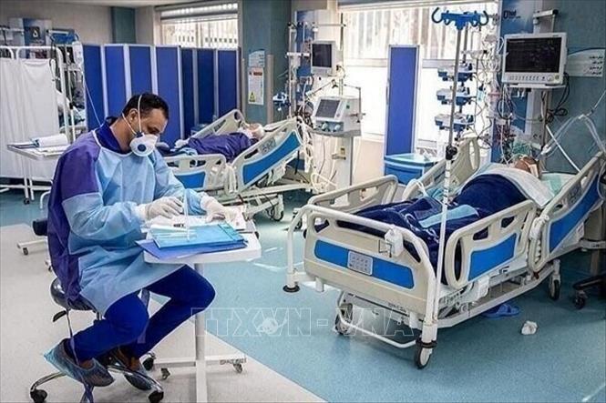 Trong ảnh: Điều trị cho bệnh nhân mắc COVID-19 tại bệnh viện ở Tehran, Iran. Ảnh: IRNA/TTXVN