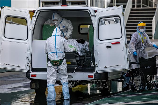 Trong ảnh: Chuyển bệnh nhân mắc COVID-19 tới bệnh viện ở Moskva, Nga. Ảnh: AFP/TTXVN