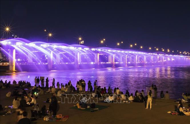 Trong ảnh: Giàn phun nước 7 sắc cầu Vồng từ cầu Banpo bắc qua sông Hàn luôn là điểm hẹn lý tưởng của người dân Seoul khi thời tiết ấm lên. Ảnh: Anh Nguyên-PV TTXVN tại Hàn Quốc