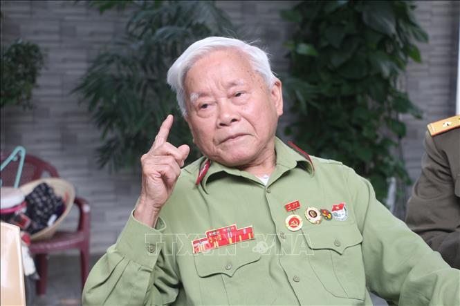 Trong ảnh: Cựu chiến binh Trần Xuân Kình bồi hồi nhớ lại những chiến công cùng đồng đội ở trung đoàn cao xạ 367. Ảnh: Bích Huệ - TTXVN