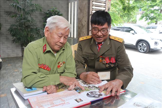 Trong ảnh: Những cựu chiến binh từng vào sinh ra tử ở nhiều chiến trường khác nhau nhưng ở họ vẫn luôn ánh lên niềm tự hào đã cùng góp vào chiến công của Tổ quốc. Ảnh: Bích Huệ - TTXVN