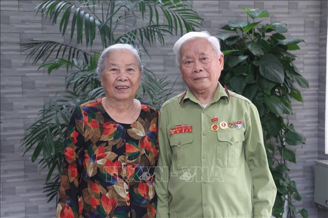 Trong ảnh: Vợ chồng cựu binh Trần Xuân Kình. Ảnh: Bích Huệ - TTXVN