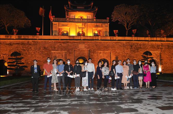Travellers enjoy the tour. VNA Photo: Thanh Tùng