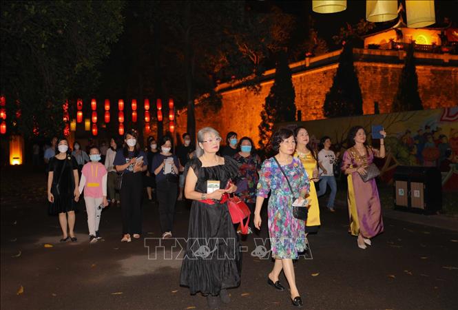 Travellers enjoy the tour. VNA Photo: Thanh Tùng