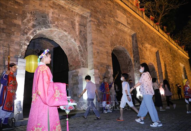 Travellers enjoy the tour. VNA Photo: Thanh Tùng