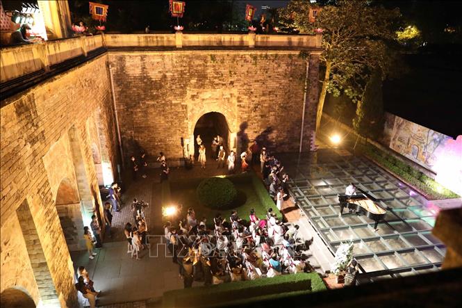 Tourists enjoy a performance at the Royal Citadel. VNA Photo: Thanh Tùng