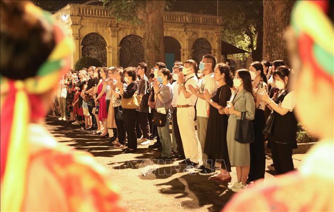 Travellers offer incense at Kinh Thien Palace. VNA Photo: Thanh Tùng