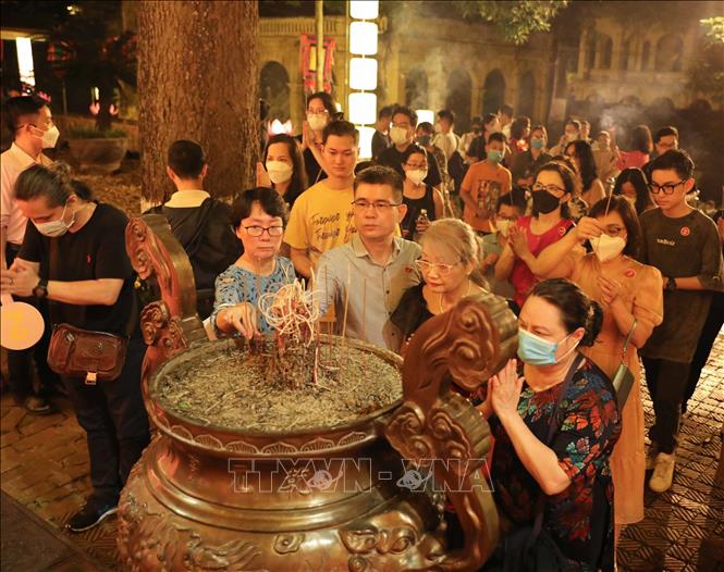 Travellers offer incense at Kinh Thien Palace. VNA Photo: Thanh Tùng