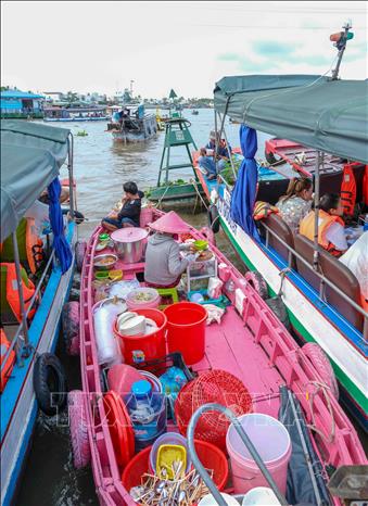 Trong ảnh: Chiếc ghe bán bún riêu được trang trí toàn bộ với màu hồng ở chợ nổi Cái Răng. Ảnh: Thanh Liêm - TTXVN
