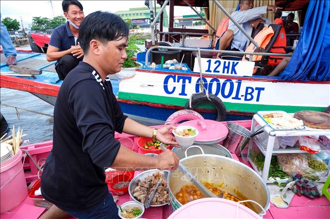 Trong ảnh: Du khách rất thích thú với trải nghiệm ăn bún riêu khi đến với chợ nổi Cái Răng. Ảnh: Thanh Liêm - TTXVN