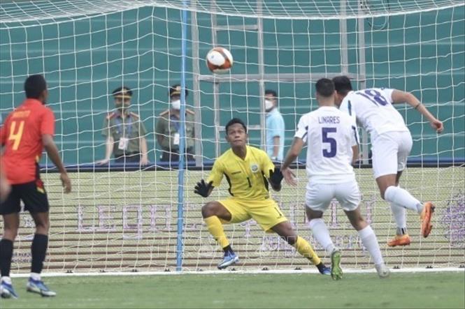 Pha đánh đầu ghi bàn mở tỷ số cho U23 Philippines do công của Christian Rontini (18) ở phút thứ 10. Ảnh: Minh Quyết - TTXVN