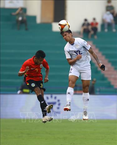 Pha tranh bóng bổng giữa Antonia Mendoza (12, U23 Philippines) và Moises Guterres, U23 Timor Leste). Ảnh: Huy Hùng - TTXVN