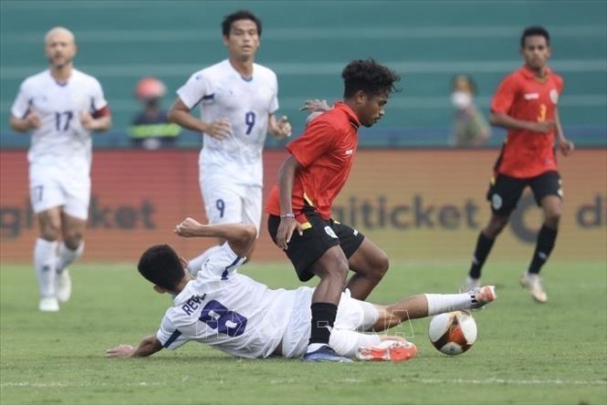 Reyes (8, U23 Philippines) quyết liệt ngăn chặn pha đi bóng của cầu thủ U23 Timor Leste. Ảnh: Minh Quyết - TTXVN