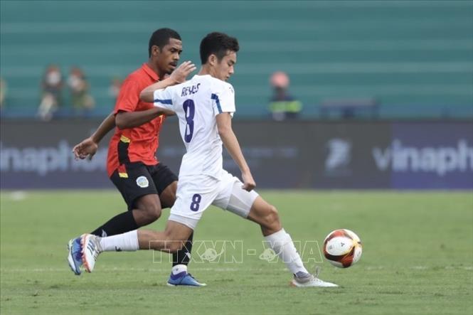 Reyes (8, U23 Philippines) nỗ lực đi bóng trước sự truy cản của cầu thủ U23 Timor Leste. Ảnh: Minh Quyết - TTXVN