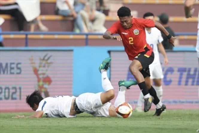 Nelson Sarmento Viegas (2, U23 Timor Leste) đi bóng trước sự truy cản quyết liệt của cầu thủ U23 Philippines. Ảnh: Minh Quyết - TTXVN