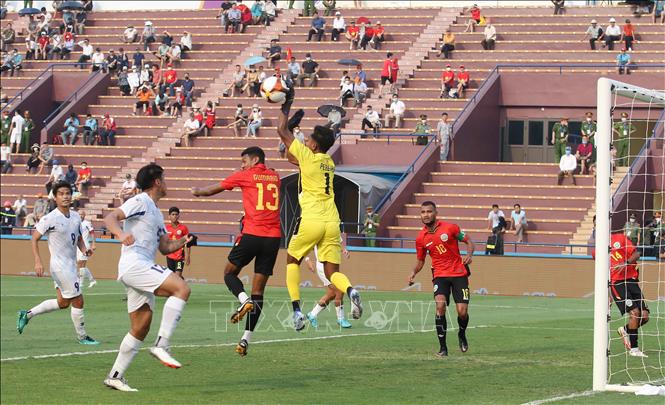 Pha nhảy cao đấm bóng của thủ môn U23 Timor Leste (áo vàng). Ảnh: TTXVN