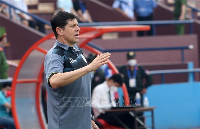 HLV đội U23 Timor Leste, ông Fabio Magrao ra sát sân đấu để chỉ đạo các cầu thủ. Ảnh: TTXVN