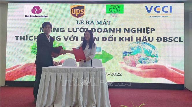 The MRBN signs a Memorandum of Understanding with the Can Tho University’s Research Institute for Climate Change (DRAGON-Mekong Institute) for future cooperation. VNA Photo: Thu Hiền