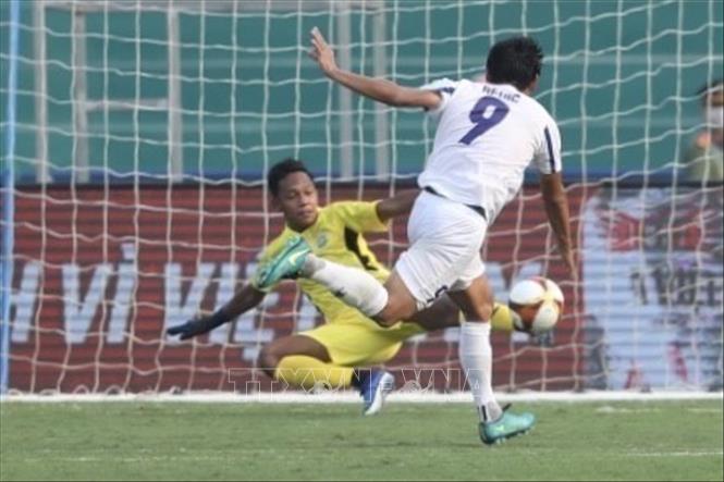 Pha dứt điểm cận thành của tiền đạo Jovin Bedic Hervas (9, U23 Philippines). Ảnh: Minh Quyết - TTXVN