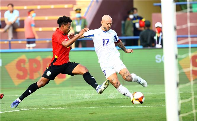 Pha bóng gây nguy hiểm cho khung thành thủ môn Timor Leste của Stephan Schrock (17, U23 Philippines). Ảnh: TTXVN