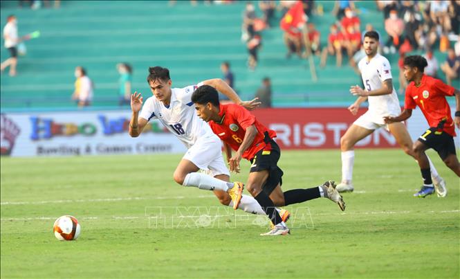 Pha tranh bóng giữa sân của cầu thủ hai đội. Ảnh: Trung Kiên-TTXVN
