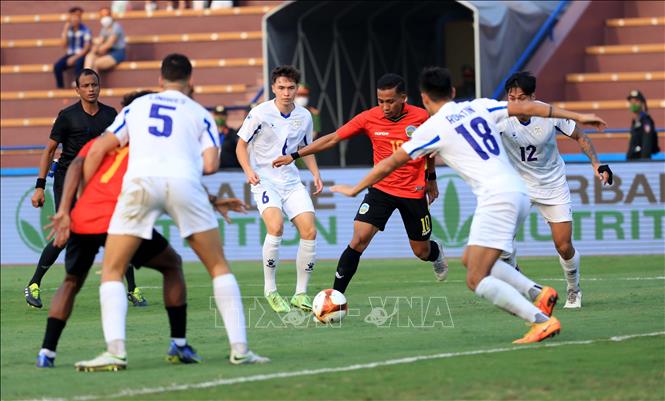 Cầu thủ U23 Timor Leste (áo đỏ) trong vòng vây của các cầu thủ U23 Philippines. Ảnh: TTXVN