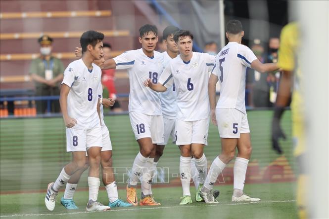Các cầu thủ đội tuyển U23 Philippines ăn mừng bàn thắng thứ 2  ở ngay đầu hiệp hai do công của Dennis Chung Salazar (số 7). Ảnh: Minh Quyết - TTXVN