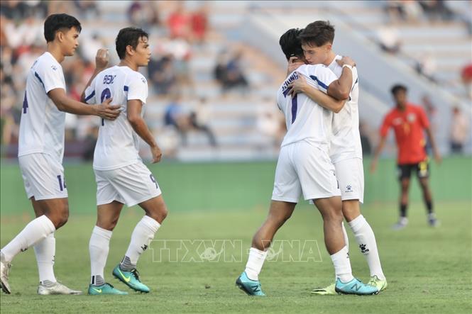 Các cầu thủ đội tuyển U23 Philippines ăn mừng bàn thắng thứ 2  ở ngay đầu hiệp hai do công của Dennis Chung Salazar (số 7). Ảnh: Minh Quyết - TTXVN