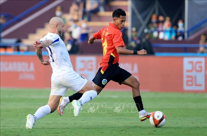 Pha lên bóng hiếm hoi của cầu thủ U23 Timor Leste (áo đỏ). Ảnh: TTXVN