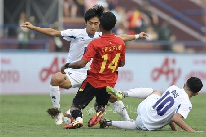 Timor Leste and Philippine players fight for the ball. VNA Photo: Trung Kiên