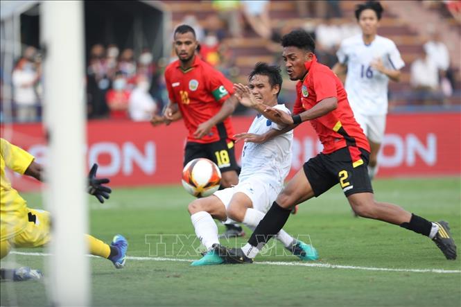Jovin Bedic Hervas (9) scores the third goal for the Philippines. VNA Photo: Minh Quyết