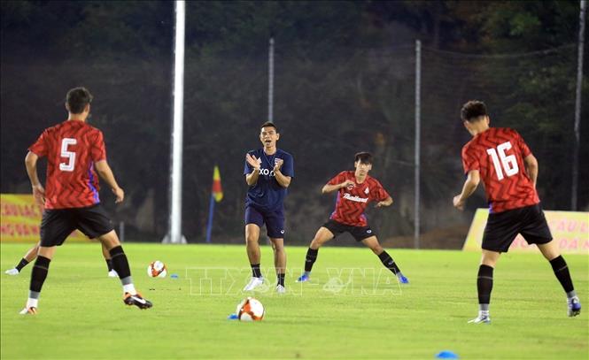 Thai players practice at the Sports Palace. VNA Photo: Tuấn Anh