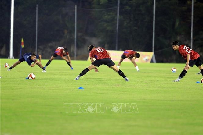 Thai players practice at the Sports Palace. VNA Photo: Tuấn Anh