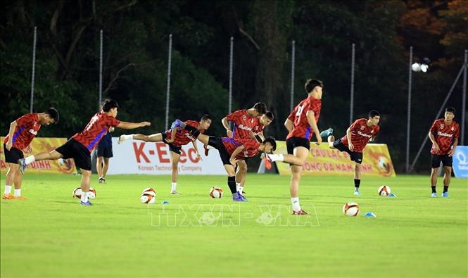 Thai players practice at the Sports Palace. VNA Photo: Tuấn Anh