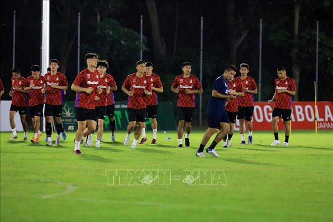 Thai players practice at the Sports Palace. VNA Photo: Tuấn Anh