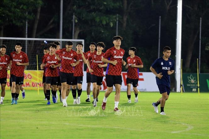 Thai players practice at the Sports Palace. VNA Photo: Tuấn Anh