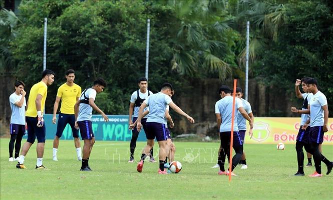 Malaysian players practice at the Sports Palace. VNA Photo: Tuấn Anh