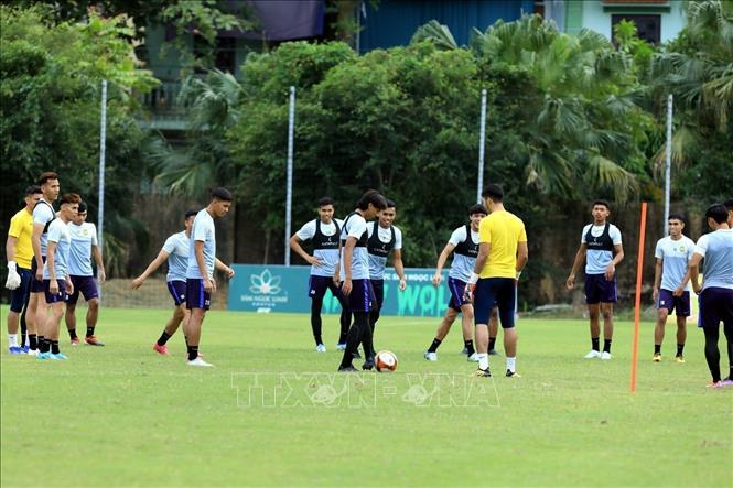Malaysian players practice at the Sports Palace. VNA Photo: Tuấn Anh