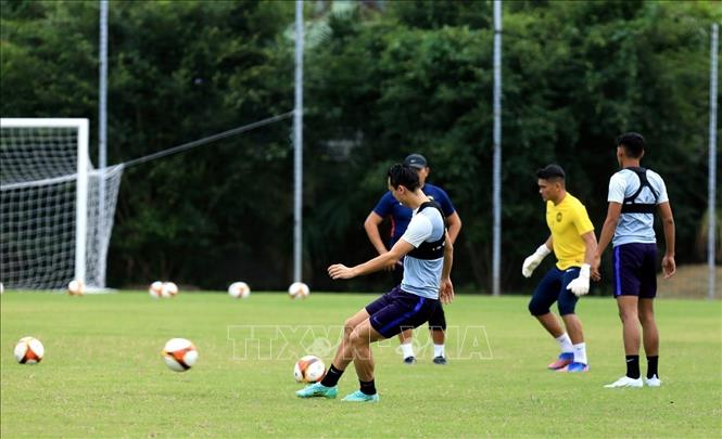 Malaysian players practice at the Sports Palace. VNA Photo: Tuấn Anh