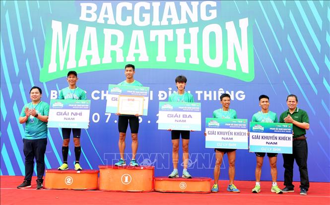 Ban tổ chức trao giải nội dung cá nhân nam cự ly 5km. Ảnh: Đồng Thúy-TTXVN