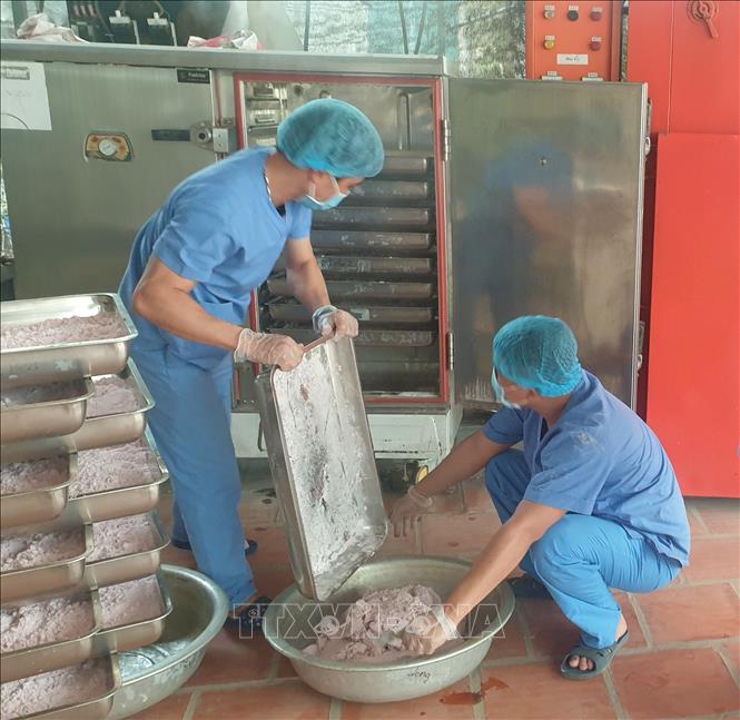 Công đoạn trộn bột rau củ để làm ống hút. Ảnh: Phương Anh - TTXVN