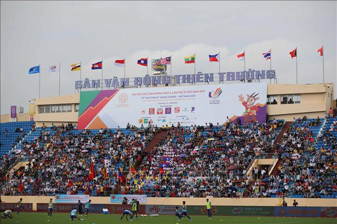 Khán giả tới sân Thiên Trường cổ vũ cho hai đội. Ảnh: Thanh Tùng - TTXVN 